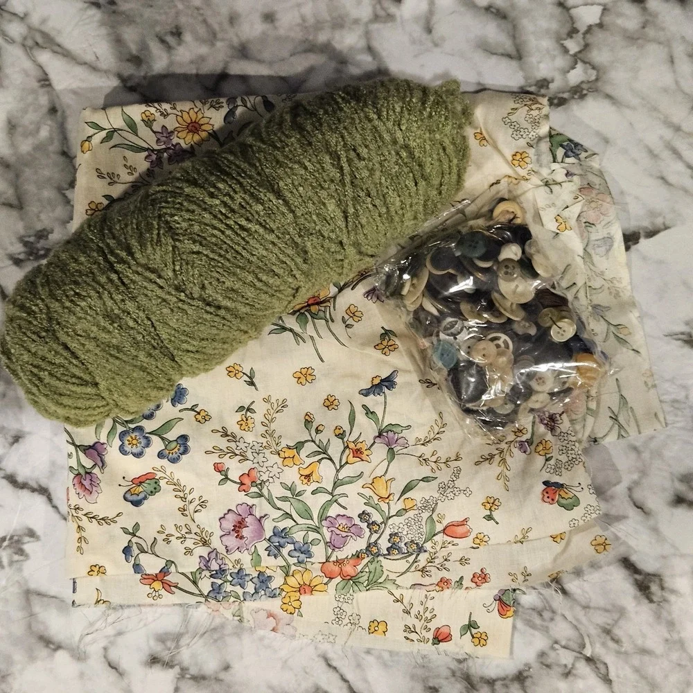 Vintage Craft Supply Lot Fabric Swatch Yarn‎ Skein Mixed Buttons DIY